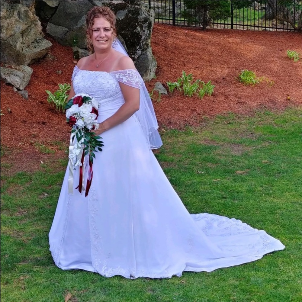 Women’s wedding dress brand new